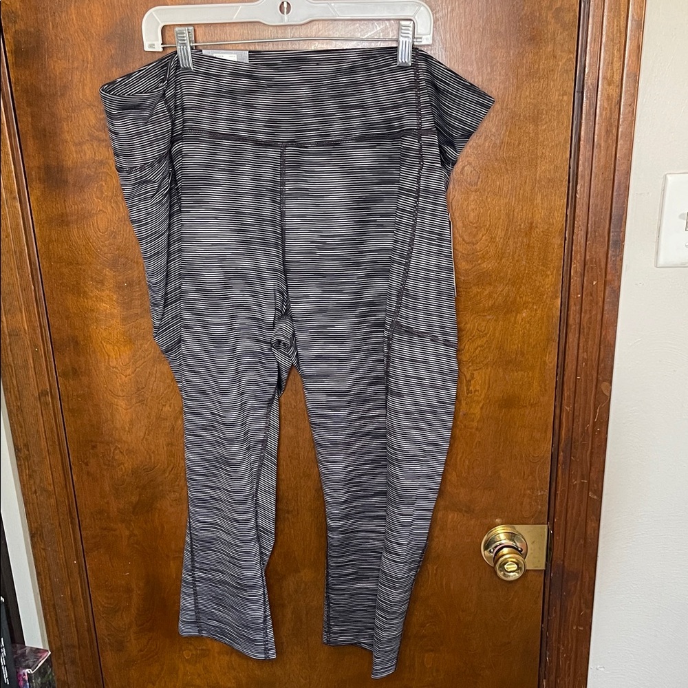 tek gear Women’s Plus Size Black & White Striped Capri Leggings 3X NWT